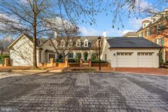 ELEGANT AND SOPHISTICATED CUSTOM HOME