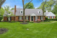 TREE-LINED LADUE NEIGHBORHOOD