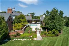 SOPHISTICATED ESTATE IN PASTORAL HUNTLEIGH