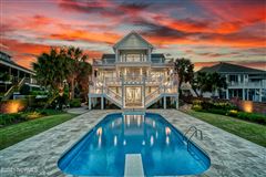 IMPECCABLY MAINTAINED RESIDENCE WITH AMAZING VIEW