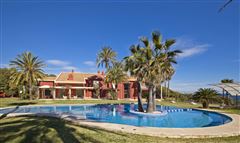 EXCLUSIVE LUXURY VILLA IN AN IDYLLIC LOCATION