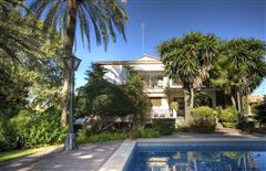STYLISH YET PRACTICAL SINGLE FAMILY HOME