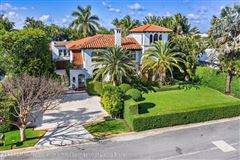 UNIQUE OFFERING ON A PREMIUM LAKE BLOCK STREET