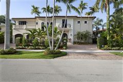 THE PICTURE OF EFFORTLESS WATERFRONT LIVING