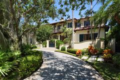 PALM BEACH-INSPIRED JEWEL