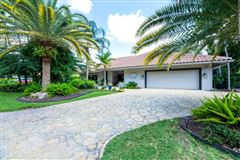 GOLFER'S DREAM HOME WITH ENCLOSED OASIS
