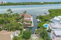 PROPERTY OVERLOOKING A PRIVATE BLUE WATER COVE