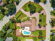 BEAUTIFUL INDOOR AND OUTDOOR LIVING IN POMPANO BEACH