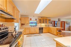 SPACIOUS AND OPEN FAMILY HOME IN REDLAND