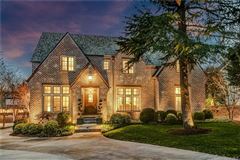 INVITING HOME MINUTES FROM UPTOWN AND SOUTHPARK