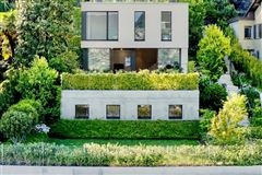 STUNNING MINIMALIST RESIDENCE
