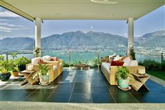 LUXURY HOME WITH UNOBSTRUCTED LAKE VIEWS