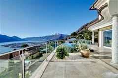 DECADENT ESTATE WITH VIEWS