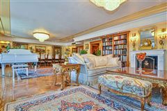 ELEGANT AND SPACIOUS RESIDENCE