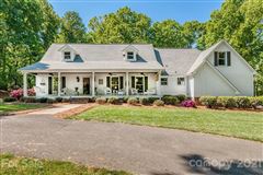 BEAUTIFUL FARMHOUSE INSPIRED HOME