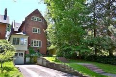 WONDERFUL SPACIOUS HOME IN THE HEART OF MIDTOWN