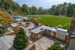 EUROPEAN COUNTRY ESTATE OF 14 ACRES