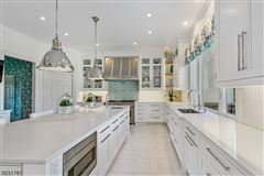 ROXITICUS VALLEY ESTATE ARRAYED WITH PICTURE BOOK GARDENS AND POOL