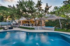 HOME WITH A SPECTACULAR OUTDOOR OASIS