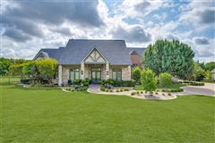 CUSTOM ESTATE HOME IN PRESTIGIOUS WHISPERING FARMS