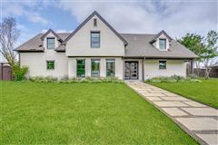 ABSOLUTELY STUNNING MODERN CUSTOM HOME