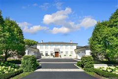 A LIFESTYLE OF WORLD CLASS REFINEMENT AND LUXURY