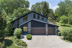 THIS STUNNING CONTEMPORARY SETS THE STAGE FOR DRAMA!