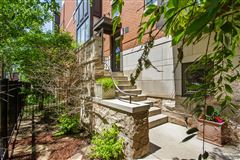 A STUNNING RESIDENCE IN RIVER NORTH
