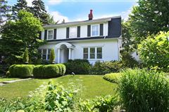 PERFECTLY CARED FOR SOUTHEAST HINSDALE HOME