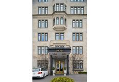 BEAUTIFUL FULL FLOOR UNIT IN PRESTIGIOUS GOLD COAST BUILDING