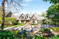 TREAT YOURSELF TO LUXURY AND LIVE THE LIFE YOU'VE BEEN DREAMING OF
