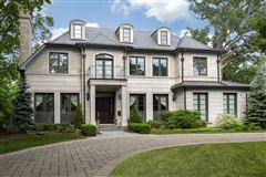 STUNNING MANOR HOME IN DESIRABLE IN-TOWN LOCATION