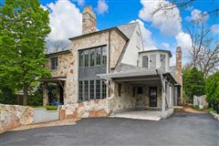 ONE-OF-A-KIND RESIDENCE IN HINSDALE