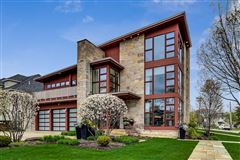 COMPELLING CONTEMPORARY HOME
