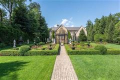 EXQUISITE ENGLISH MANOR ON A MANICURED ACRE