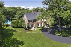 MAGNIFICENT SIGNATURE PROPERTY IN EAST GLENCOE