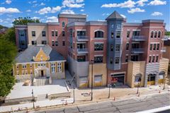LUXURY CONDOMINIUM IN NAPERVILLE