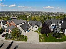 SPRAWLING AND ELEGANT BUNGALOW