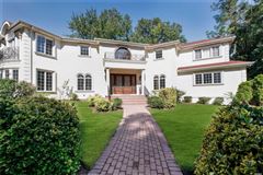 CLASSIC CUSTOM BUILT YOUNG COLONIAL