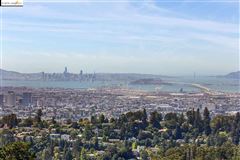 DISTINCTIVE MID-CENTURY OFFERS UNOBSTRUCTED PANORAMIC BAY VIEWS