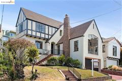 STUNNING ARCHITECTURAL DETAILS AND A CLASSIC FLOOR PLAN
