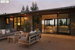 TRANQUIL MID-CENTURY MODERN RESIDENCE