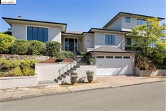 A MAJESTIC MID-CENTURY HOME