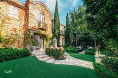 GRAND GATED CORNER RESIDENCE