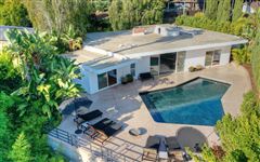 EXTREMELY WELL DESIGNED AND MAINTAINED MODERNIZED HAVEN