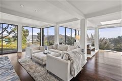 BEAUTIFUL ONE-STORY MID-CENTURY HOME