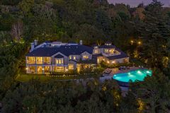 THE OAKMONT ESTATE - PRIVATE RETREAT IN MANDEVILLE CANYON
