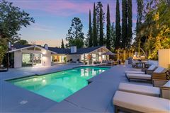 COMPOSED SIMPLICITY ATOP LOS ANGELES