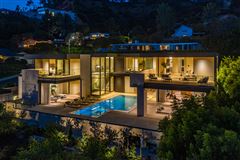 RARE MODERN BEAUTY IN THE BIRD STREETS