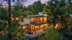 ARCHITECTURALLY EXQUISITE TREEHOUSE